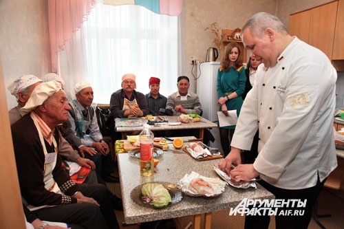 Дедушки внимательно наблюдают и запоминают кулинарные советы