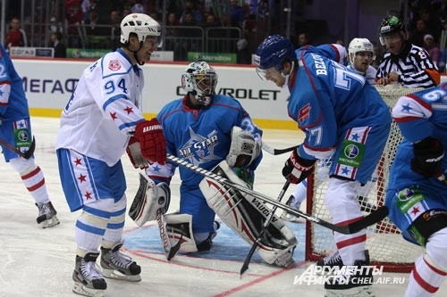 В этот раз хоккеисты обеих команд отличились большим количеством забитых шайб. Только один Евгений Кузнецов забил целых четыре гола.