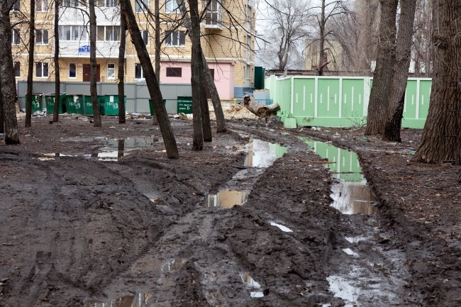 20 лет Октября, дом №86. В этом же дворе колею пробил мусоровоз. Другого пути к бакам нет.