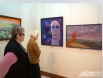 Посетители выставки увлечённо рассматривают работы молодых и перспективных художников.