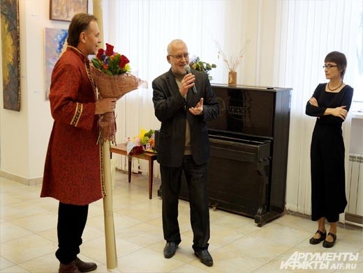 Председатель Белгородского Союза художников Станислав Дымов вручил юбиляру в подарок огромный холст