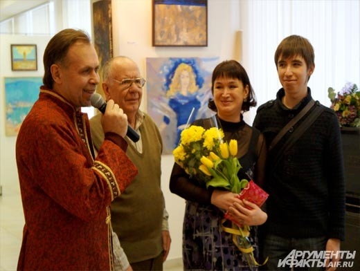 Художник тепло поблагодарил за поддержку самых близких людей: отца, жену и сына