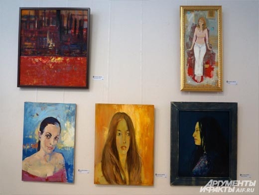 На выставке представлено множество женских портретов