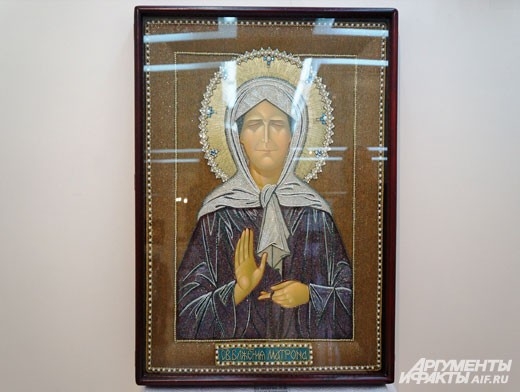 Икона святой блаженной Матроны расшита жемчугом, гранатом и бисером.