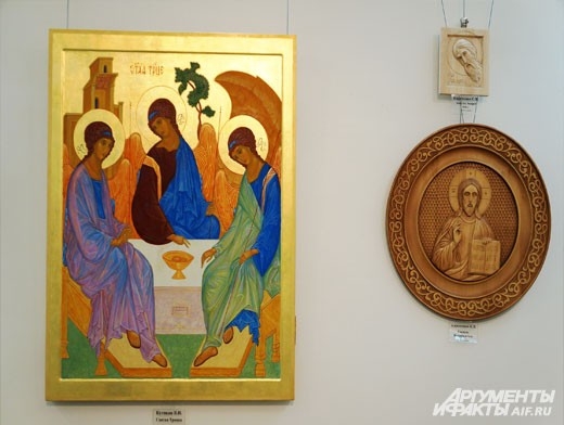 Икона написана с соблюдением старинных традиций как в отношении содержания, так и при использовании материалов.