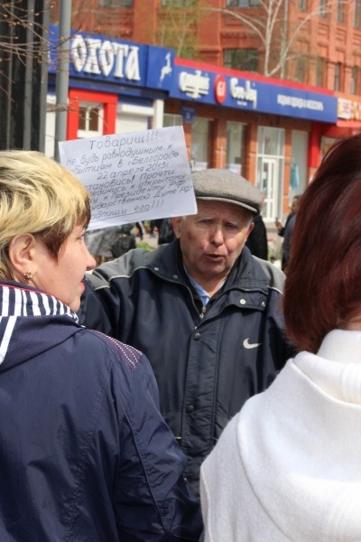 Пенсионер на месте трагедии возле магазина «Охота» собирает подписи под воззванием о введении смертной казни для Сергея Помазуна