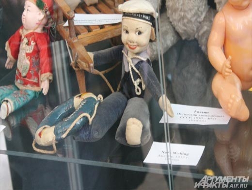 Такой морячок мог быть приобретен только на одном из английских круизов. Куклу привозили в качестве сувенира из путешествия. Наличие такой куклы в доме – основание  говорить  о состоятельности хозяина. 