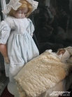 : На выставке можно увидеть восковые куклы середины XIX века. Кукла задумана  с таким расчетом, чтобы показать высокий лоб. В георгианской Англии это считалось признаком благородного происхождения. 