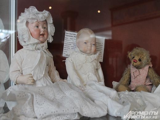 Куклы  для новорожденных придуманы американцами в конце XIX века. У этих игрушек лица малышей, подсмотренные художником в роддоме. Обычно такие куклы создавались с двумя-тремя лицами – грустным, веселым и спящим.  Чтобы поменять кукле настроение, надо  по