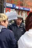 Пенсионер на месте трагедии  возле магазина «Охота» собирает подписи под воззванием о введении смертной казни для Сергея Помазуна