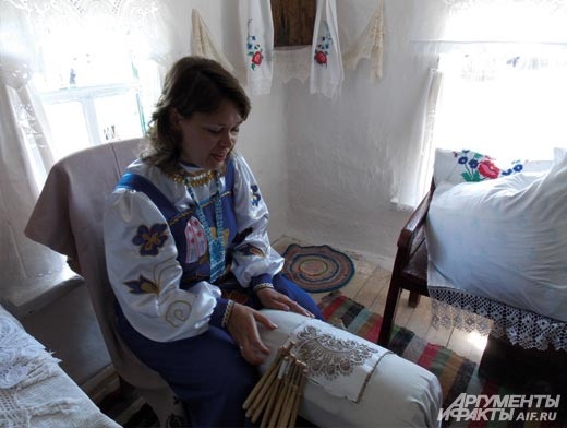 мастер плетения кружева на коклюшках Ольга Тополева