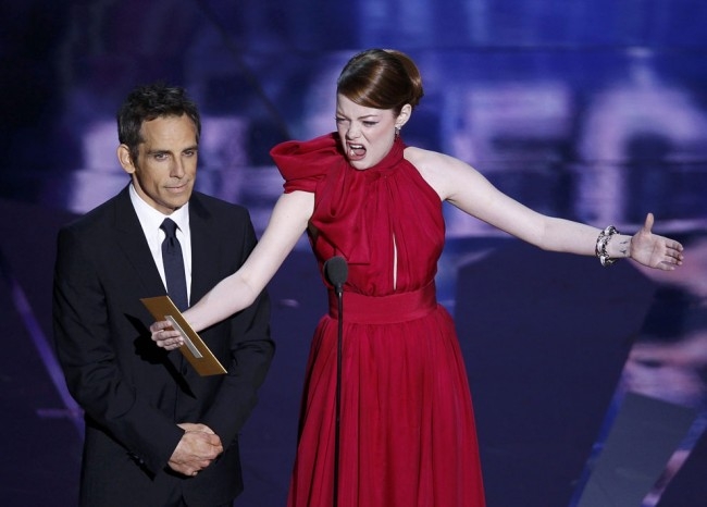 Американский актер и кинорежиссер Бэн Стиллер и американская актриса Эмма Стоун объявляют номинантов на премию Оскар 2012