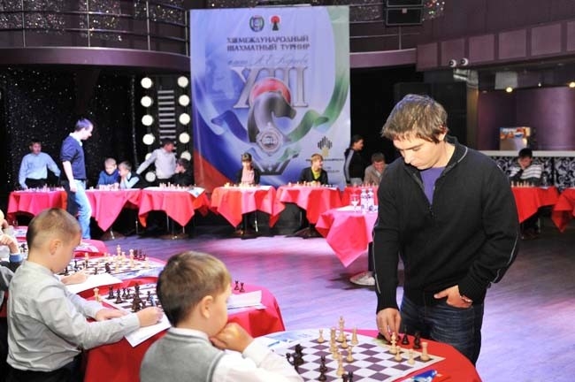 Лазаро Брузон проводит сеанс одновременной игры с юными шахматистами