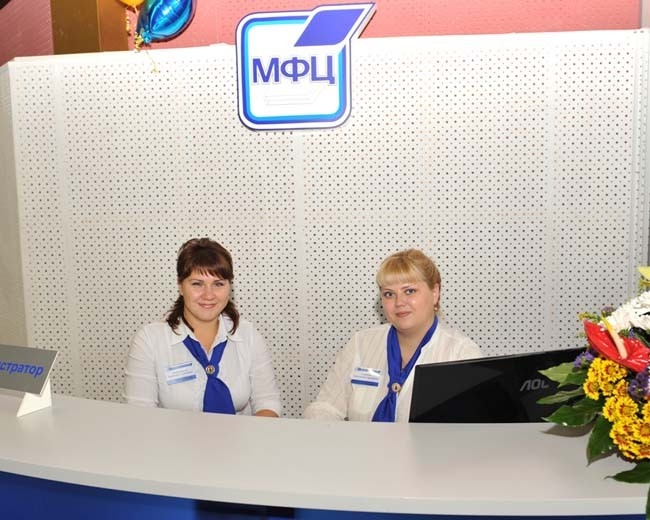 При входе посетителей встречает администратор, даёт консультации, оказывает помощь в заполнении документов.