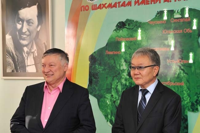 Анатолий Карпов и Александр Ким в детской шахматной школе в Пойковском