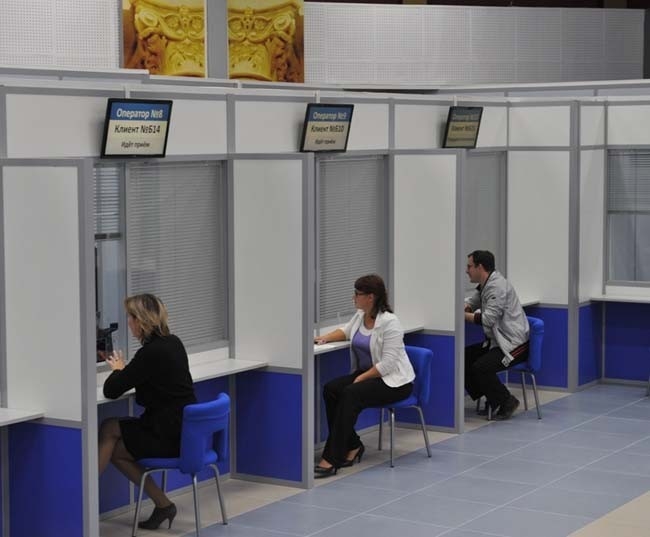 Заявителям предоставляется возможность получить дополнительные услуги. В зале расположен копировально-множительный аппарат, банкомат.
Также организована работа двух окон для информирования о порядке предоставления государственных (муниципальных) услуг. В