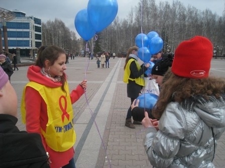 Волонтеры раздавали всем присутствующим синие шары. 