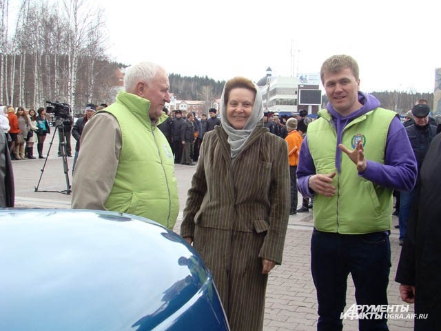 Глава региона Наталья Комарова благословила автомобили на долгий путь