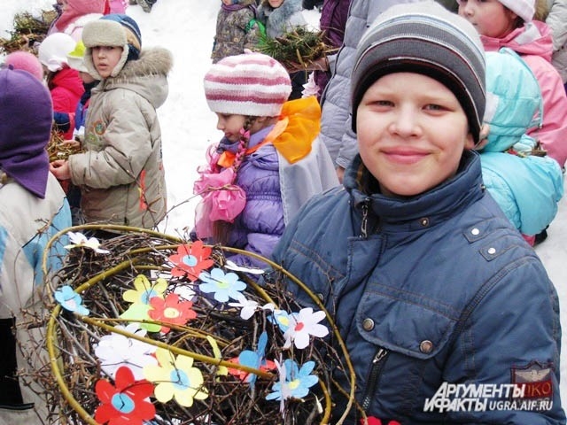 По легенде, когда эта птица прилетает, она считает, сколько гнезд сделали для нее люди. И чем больше гнезд – тем лучше будет жизнь у тех, кто делал птичьи домики.