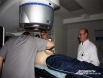 Подготовка пациента к лучевой терапии: врач-радиолог, медбрат и медицинский физик присутствуют на подготовке