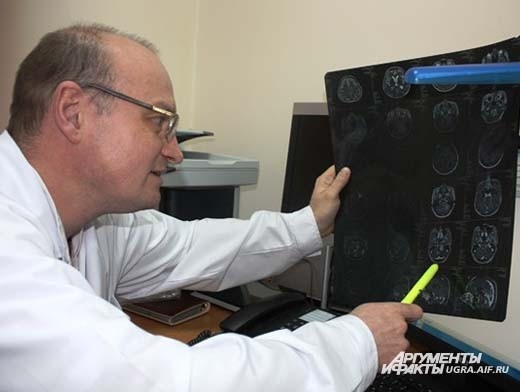 Медицинский физик изучает диагностические данные пациента