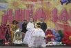 И даже маленькие жених и невеста с белоснежной коляской прошлись по сцене.