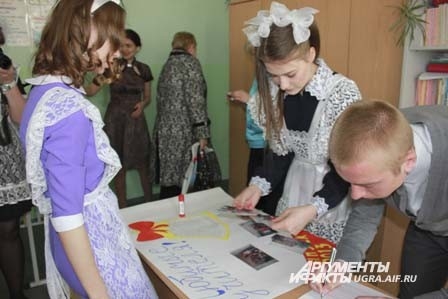 Ученики 11 А математического класса готовят праздничный плакат для учителей