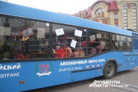 Накануне рано утром начался праздник детства. На маршрут № 5 выехал «Автобус детства», в котором клоуны провели веселые конкурсы и игры для ребят.