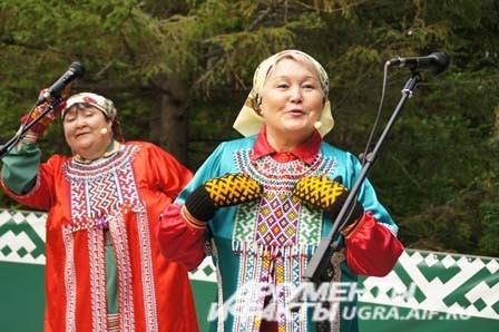 Югорские бабушки - спели знаменитую песню  на мансийском и хантыйском не хуже Бурановских