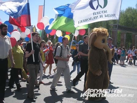 Начался праздник традиционно с шествия трудовых коллективов. В этом году в праздничном шествии по случаю Дня России и Дня города приняли участие более 2500 человек.