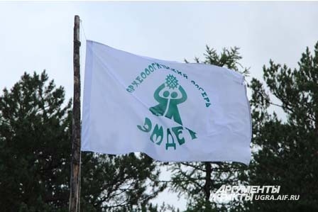 Гордо реет археологический флаг над лагерем