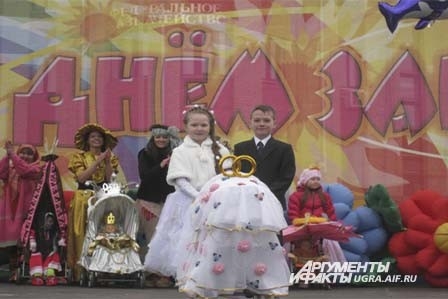 И даже маленькие жених и невеста с белоснежной коляской прошлись по сцене.