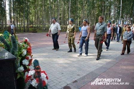 Почтили память возложением цветов к вечному огню