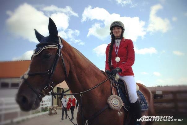 Алена Бабушкина: «Приехала из Екатеринбурга. Мою лошадь зовут Изотерика. В Ханты-Мансийск приезжаю уже в 4 раз. Показываю здесь неплохие результаты. Очень нравится и сам комплекс и организация соревнований, ну и конечно же город»