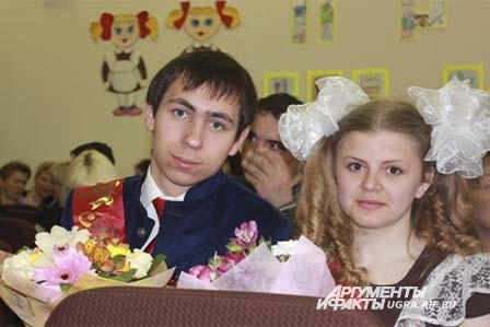На празднике последнего звонка приветствовали главных героев сегодняшнего торжества - выпускников 11-х классов