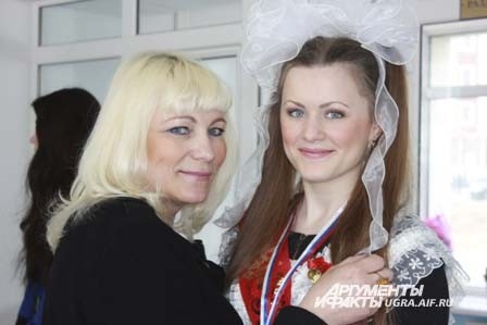 Также поздравить своих детей на последний звонок пришли родители