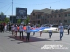 Впереди колонн активисты молодежных движений города несли государственный флаг.