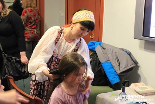 Мастер-класс по плетению кос прошел в Музее Природы и Человека