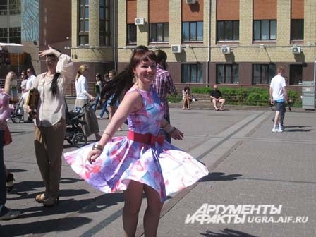 Девушки на каблуке от 8 см. в ярких костюмах и платьях должны были пробежать на шпильках 50 метров.