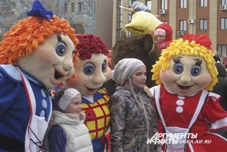 А в это время на площади зрителей развлекали красочные ростовые куклы.