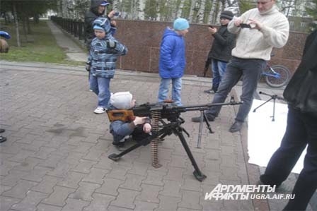 А кто-то, в основном мальчики, испытали себя в военном деле.