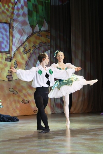 Кстати, в начале XX века «Арлекинаду» танцевали на сцене Мариинского театра лучшие артисты страны. Этот балет даже исполняли персонально для царской семьи. 