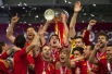 Игроки сборной Испании по футболу держат Кубок Евро-2012 во время церемонии награждения