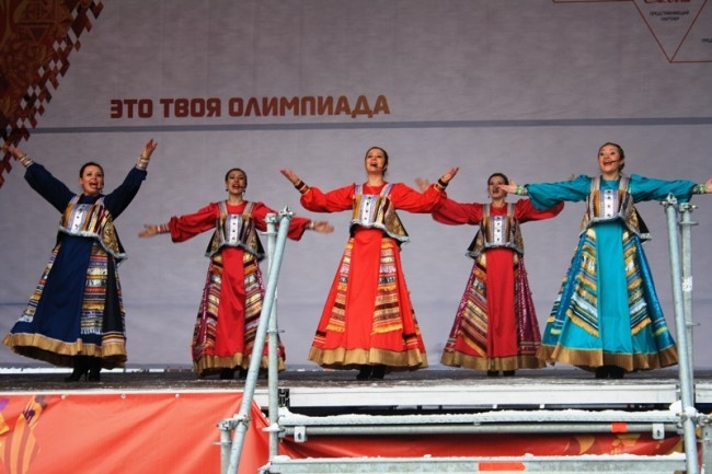 На сцене выступили местные творческие коллективы.