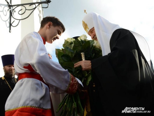Розы Патриарху преподнес воспитанник воскресной школы.