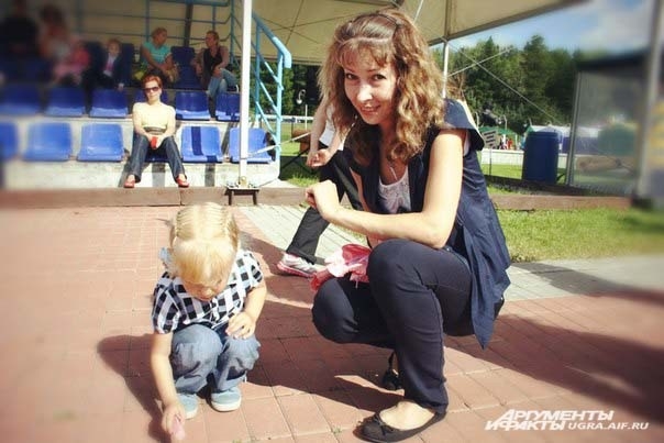 Юные художники вместе со своими родителями рисовали на асфальте разноцветными мелками.