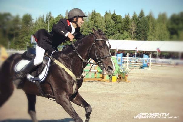 А вот лучшим по в категории «юниоры» стал Ниязов Руслан на лошади по кличке Тост из Казахстана