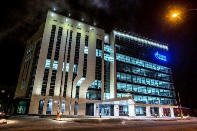 Еще одной особенностью Ханты-Мансийска можно назвать офис «Газпрома». Восьмиэтажное здание возведено по новейшим технологиям в области строительства и архитектуры.