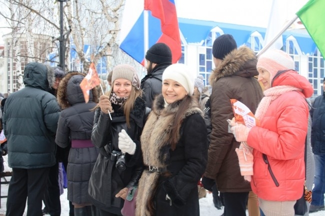Все ждут появления факелоносцев и начала праздника.