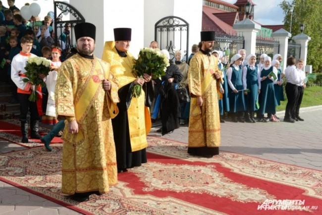 Главе РПЦ принесли в дар икону святителя Нектария, архиепископа Тобольского и букет белых роз.
